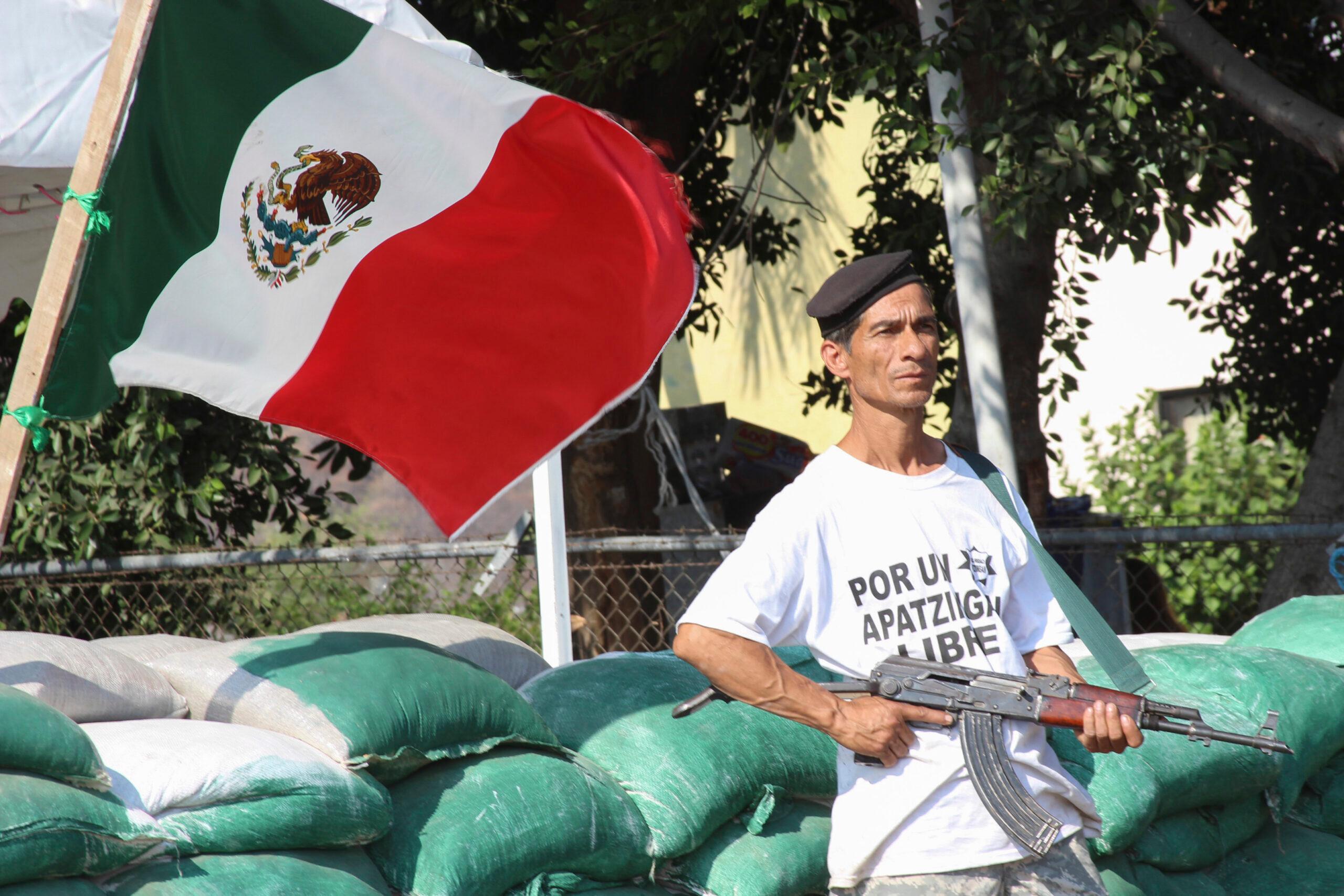Autodefensas expulsan a edil de Apatzingán; toman la alcaldía