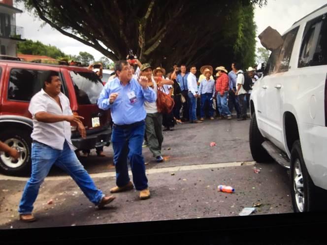 Apedrean la camioneta del gobernador electo de Veracruz; PAN culpa a Duarte
