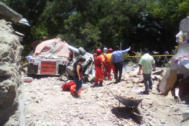 Volcadura en la México-Toluca deja una persona muerta y 14 lesionadas
