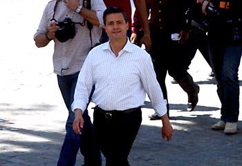 Peña Nieto <i>regala</i> notarías a políticos cercanos
