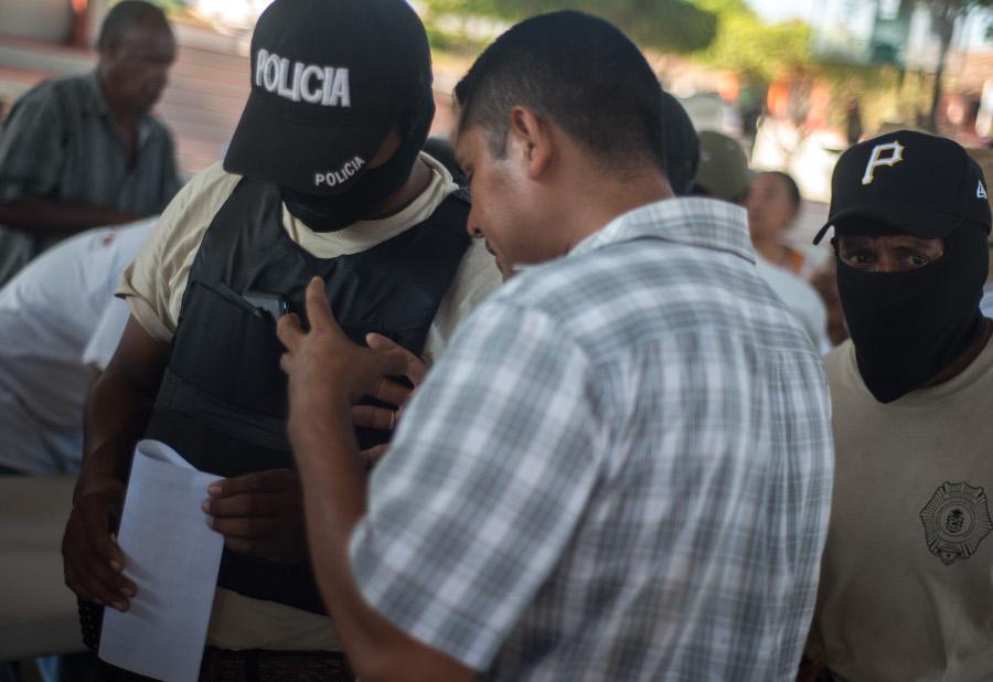 Detienen a otros 17 miembros de autodefensa de Michoacán