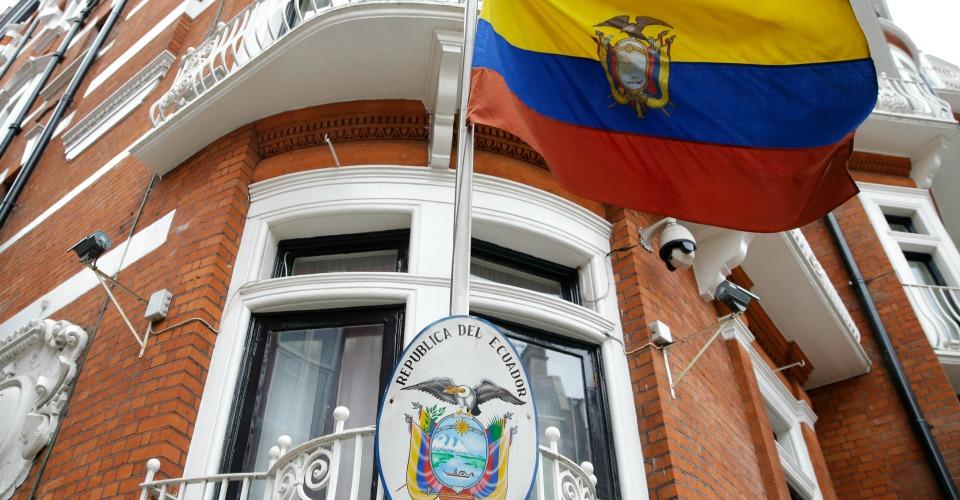 Ecuador reconoce que le cortó el internet a Assange por intervenir en las elecciones de EU