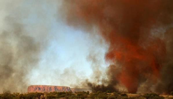 Captan video de un torbellino de fuego en Australia