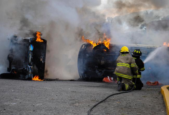 Maestros queman tres vehículos en Chilpancingo