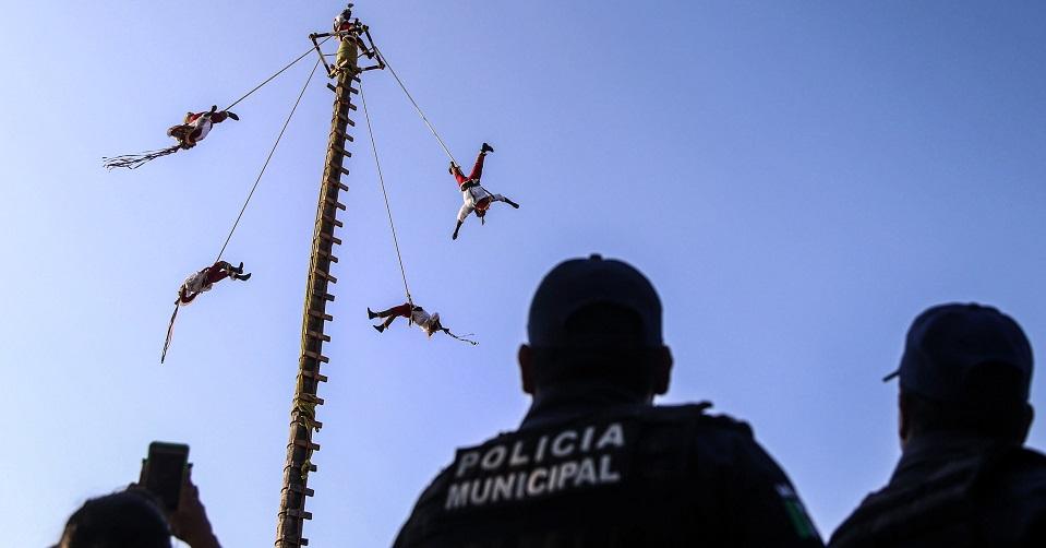 Despiden a funcionario de educación en Puebla que pidió exterminar a los Voladores de Papantla