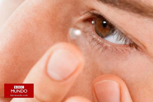 El riesgo de nadar con lentes de contacto