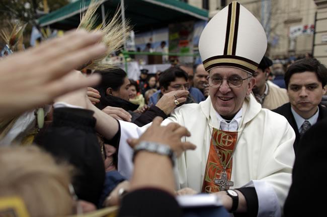 Vaticano niega nexos del Papa con dictadura argentina