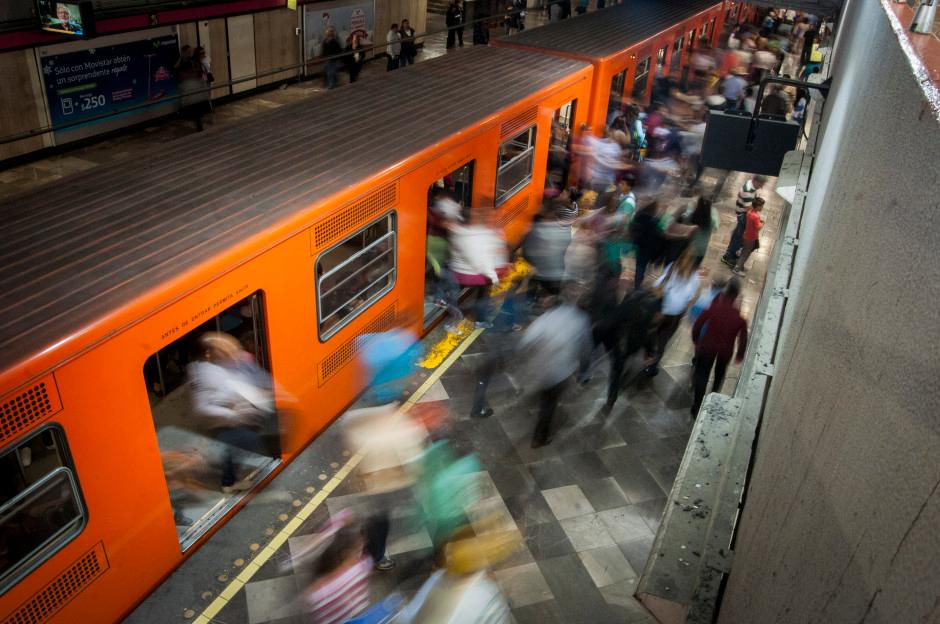Suspenden servicio de Tasqueña a Xola de Línea 2 del Metro, tras deslizamiento de tierra