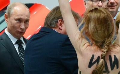 Las Femen sorprenden a Merkel y a Putin