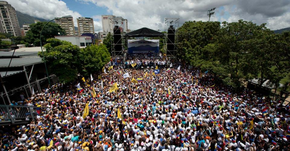 Miles de venezolanos toman Caracas para exigir la salida de Maduro del gobierno