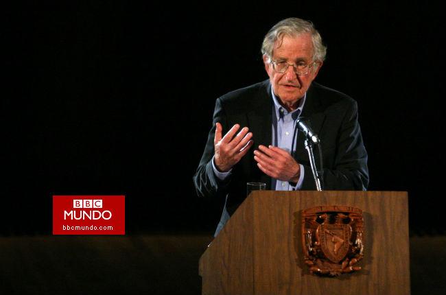 ¿Por qué Chomsky desconfía de internet?