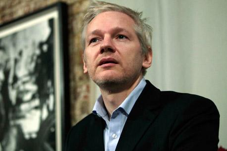 Autorizan extradición de Assange a Suecia