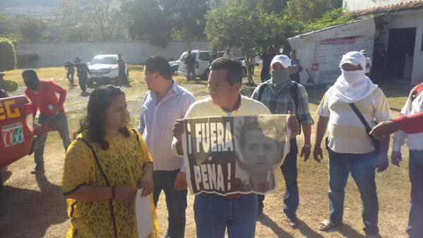 Maestros obligan a políticos a marchar por Ayotzinapa