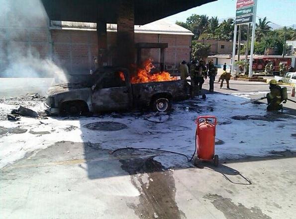 Fiscalía de Jalisco confirma la quema de 2 vehículos y 1 negocio, ahora en Puerto Vallarta
