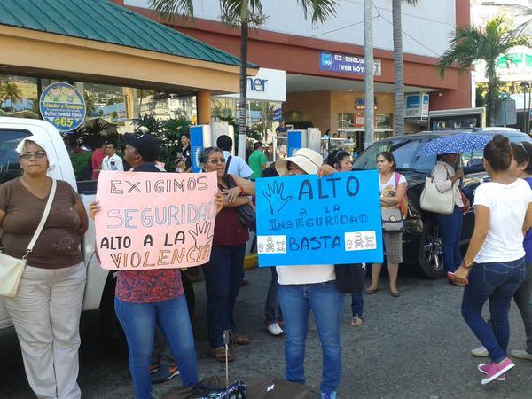 Profesores de Acapulco marchan para exigir seguridad a las autoridades