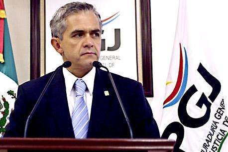 Mancera solicita registro para contender por el GDF