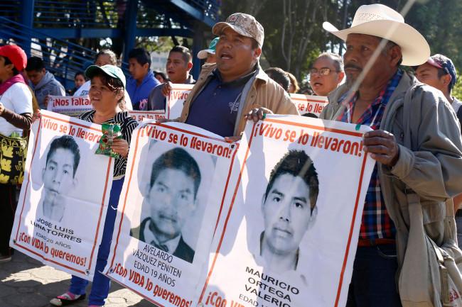 Ayotzinapa: Padres piden al Papa hablar de los normalistas durante su gira por México