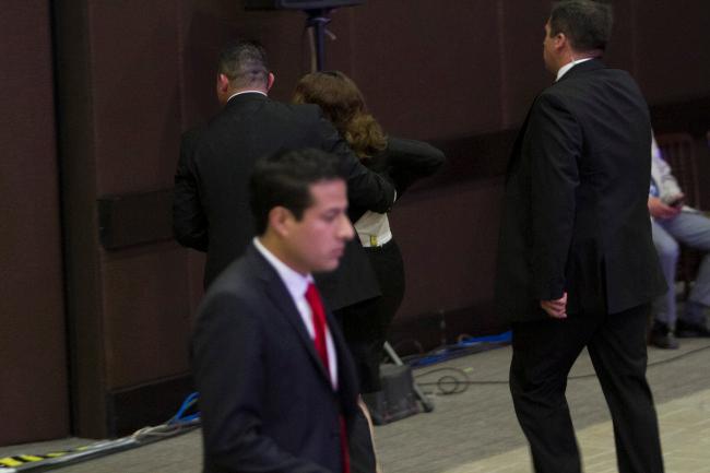 Exige a Peña que pida perdón por Ayotzinapa; la sacan del evento