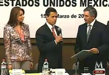 Peña Nieto vuelve a apostar por el cambio al registrarse ante el IFE