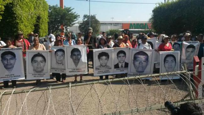 Padres de normalistas se manifiestan en cuartel militar de Iguala