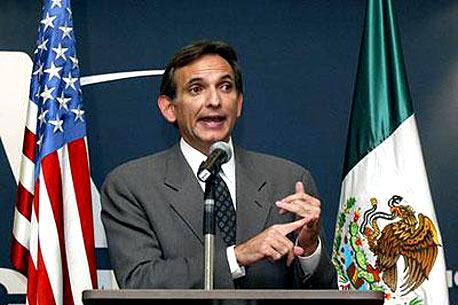 Asegura Carlos Pascual que él decidió irse de México