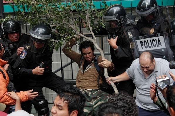 Senado avala sesionar en sedes alternas ante protestas