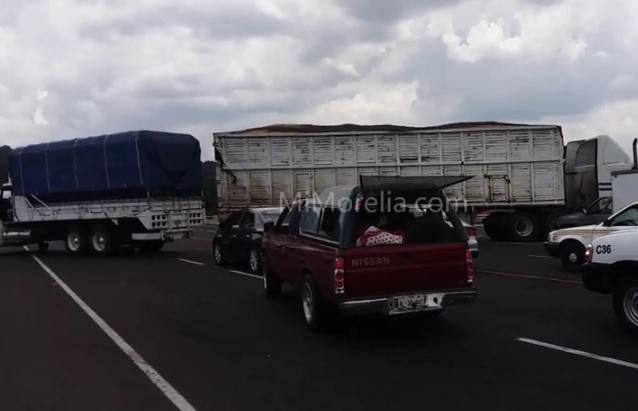 Fuerza Rural y normalistas bloquean carreteras en Michoacán; amenazan con boicot electoral