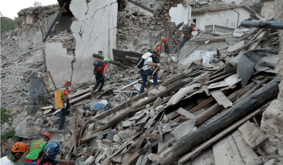 Aumenta a 250 la cifra de muertos por sismo en Italia; el primer ministro declara estado de emergencia
