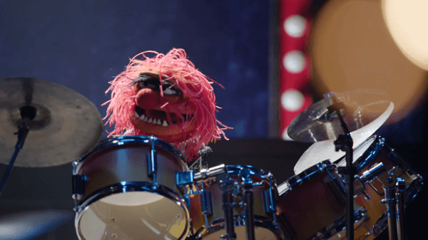 Dave Grohl de Foo Fighters y Animal de los Muppets se enfrentan
