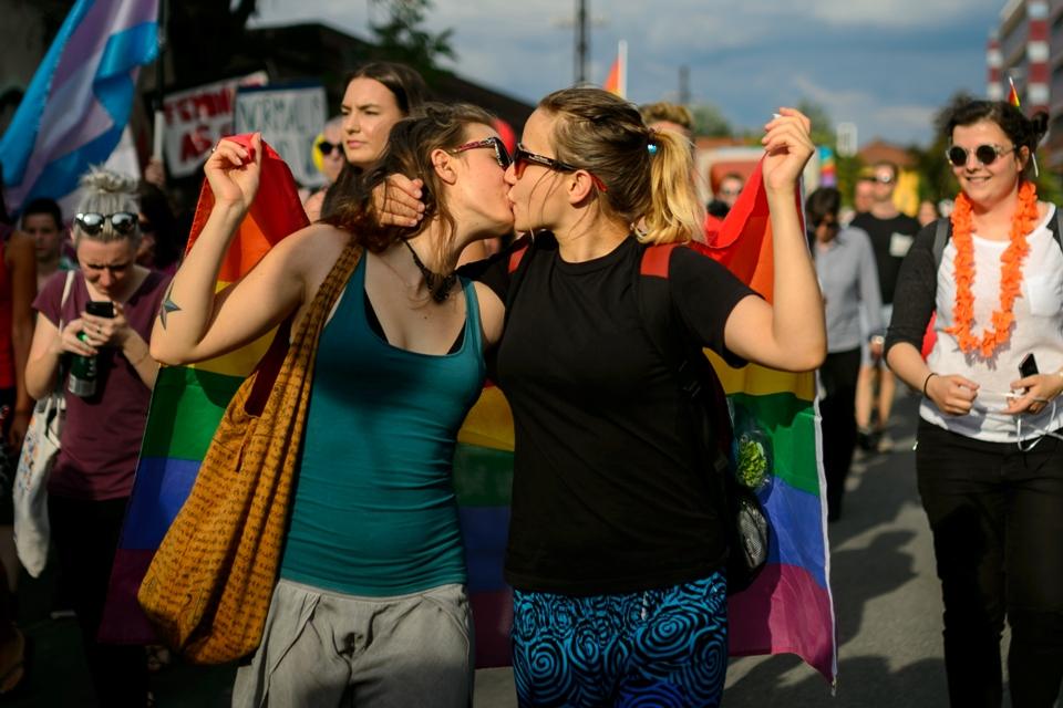 Contra el odio y como homenaje a las víctimas en Orlando, marchan miles de personas en Europa