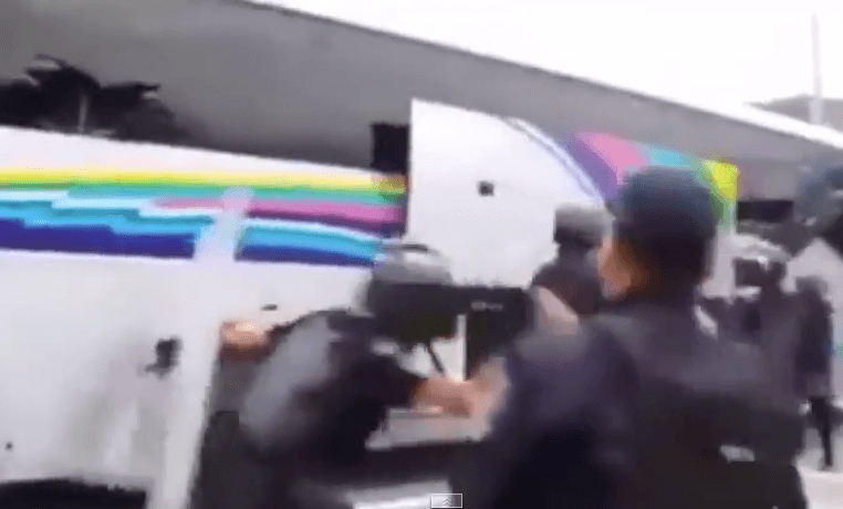Un video muestra a policías lanzando piedras a normalistas en Guerrero