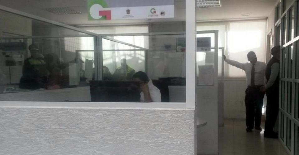 Policías del Edomex golpean y humillan a reportera de Reforma