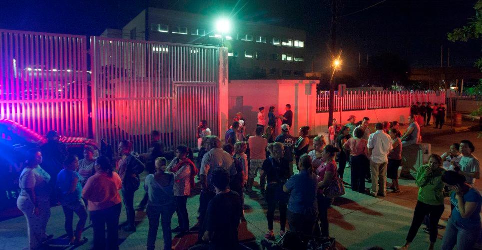 Reos se enfrentan con policías en la cárcel de Topo Chico, Nuevo León