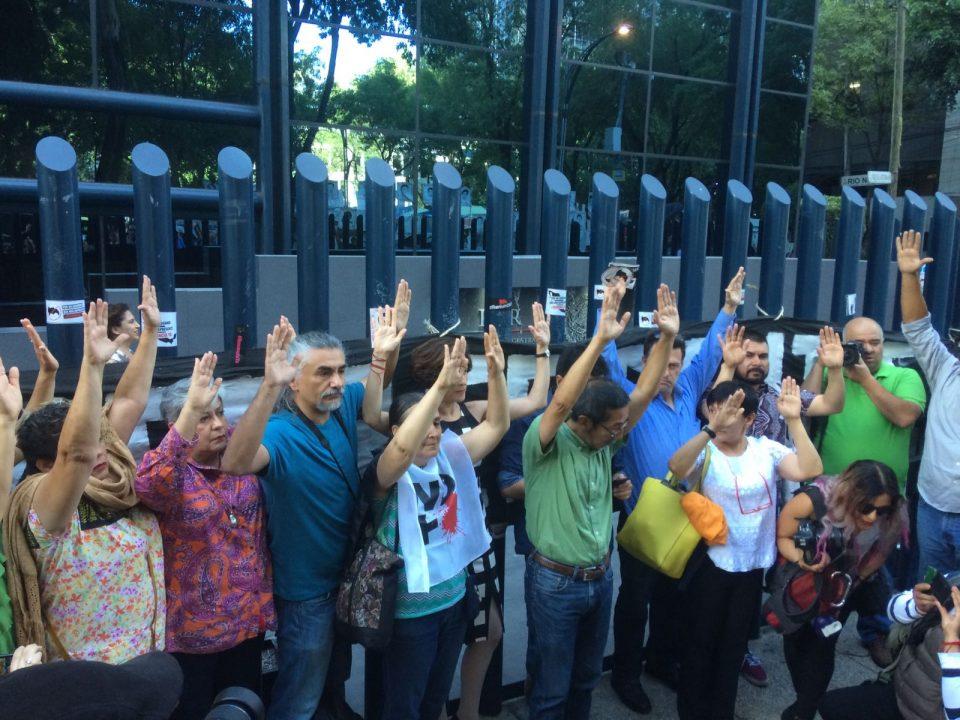 Periodistas y activistas se entregan simbólicamente a PGR por casos de espionaje