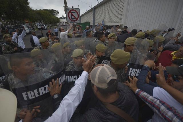 Fuerza Civil de Veracruz desaloja a maestros en Xalapa