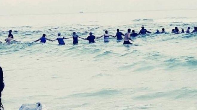 La cadena humana que formaron decenas de personas para salvar a una familia de morir ahogada
