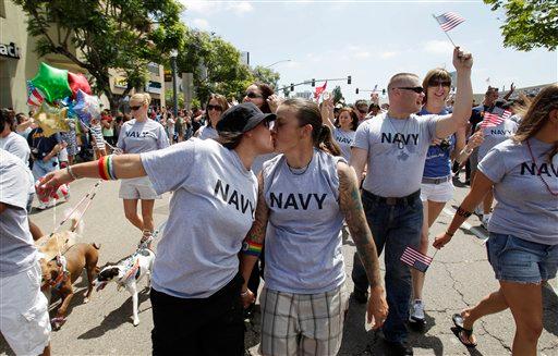 Ejército de EU permite por primera vez a soldados marchar uniformados en desfile gay