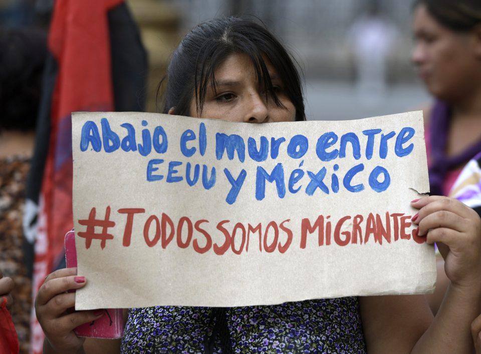 Texas promulga ley que criminaliza a inmigrantes y prohíbe ciudades santuario; México protesta
