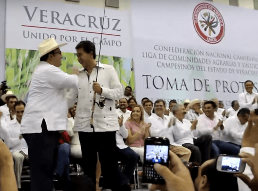 Javier Duarte se burla de senadores del PRI; regala a Yunes una caña para atrapar “peces gordos”
