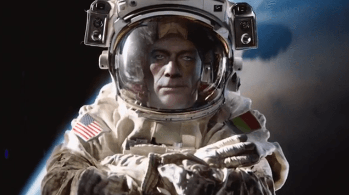 Van Damme revive el split… en órbita espacial