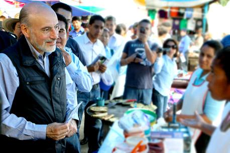 Exelectricistas <i>prometen</i> 50 mil votos a Bravo Mena