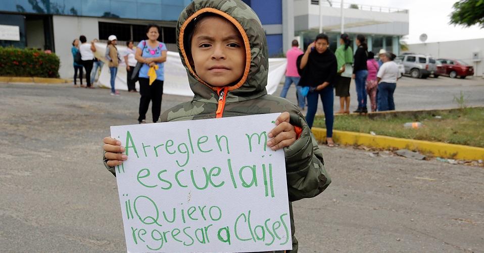 Violencia y daños por sismo provocan que niños en México tomen clases en la calle o vía Facebook