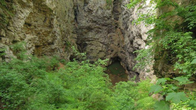 Cómo es el abismo de Hranice, la cueva bajo el agua más profunda del mundo