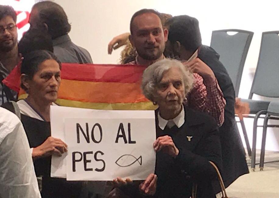 Protestas en Morena por alianza con el PES; gritan a Yeidckol en registro ante el INE