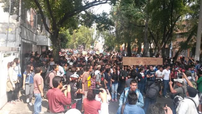 Impiden en la UNAM toma de Rectoría;  grupo de estudiantes toma Wal Mart Copilco