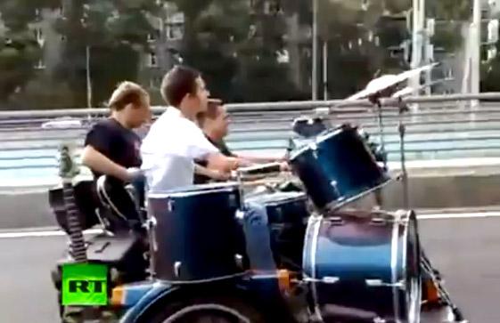 Orquesta motorizada recorre las calles de Rusia