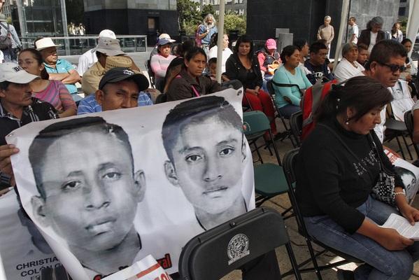 PGR entrega a la Universidad de Innsbruck 53 objetos relacionados con el caso Ayotzinapa