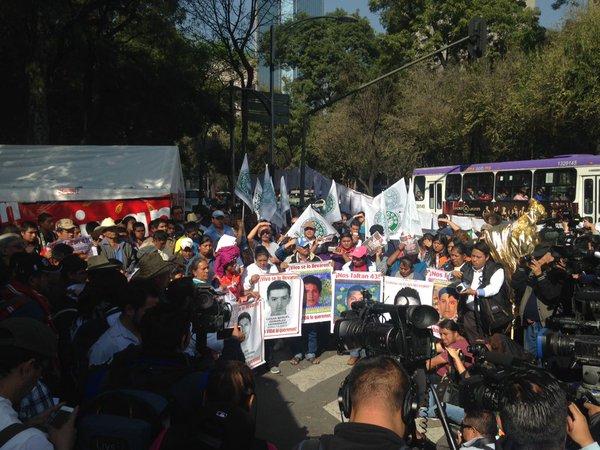 Padres de Ayotzinapa levantan plantón; ya tenemos confianza en las autoridades, dicen