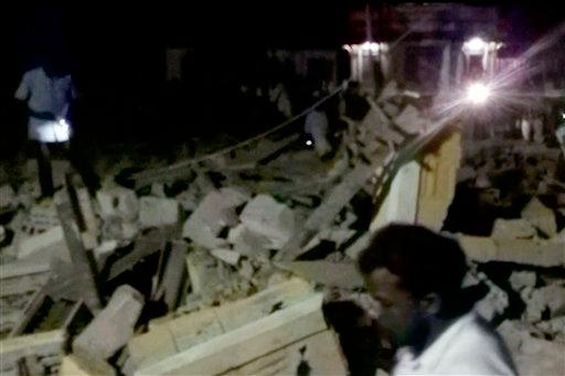 102 personas murieron tras explosión de fuegos artificiales en la India
