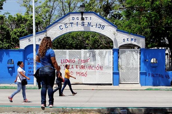 Maestros de la CNTE someten y cortan el cabello a profesores que buscaban ser evaluados en Chiapas